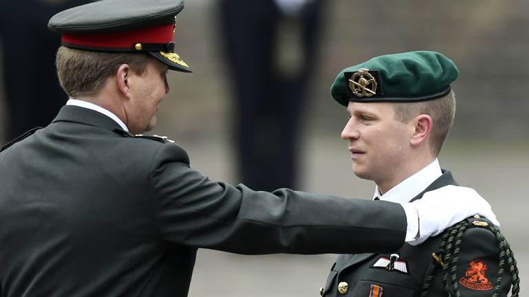 Koning Willem-Alexander geeft oud-commando Gijs Tuinman de ridderslag (foto: ANP)