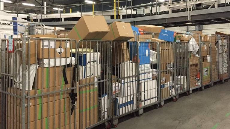 Sinterklaasdrukte bij distributiecentrum PostNL in Breda