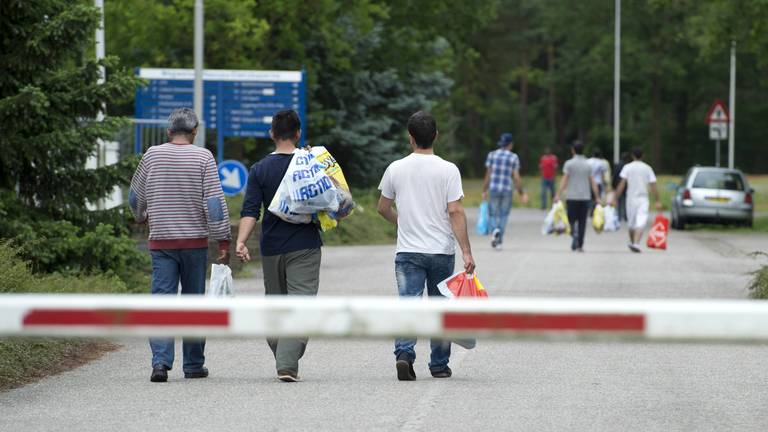 Asielzoekers in de Nassau-Dietzkazerne in Budel (Foto: ANP)