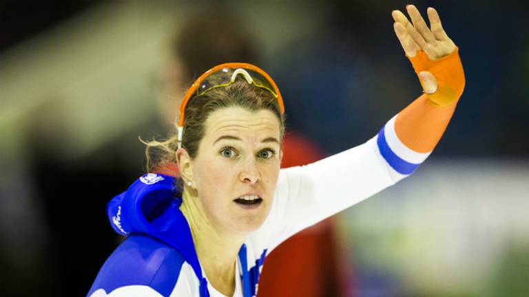 Ireen Wust juicht na afloop van de 1500 meter tijdens het NK afstanden. (Foto: ANP)
