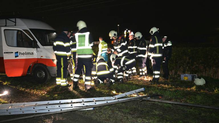 Man wordt uit de put gehaald door de brandweer (foto: SQ Vision/Toby de Kort).