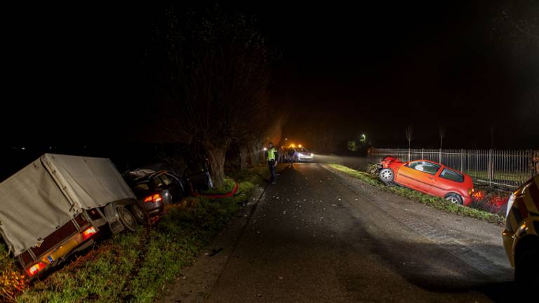 Botsing tussen twee auto's (Foto: Saskia Kusters / SK-Media)