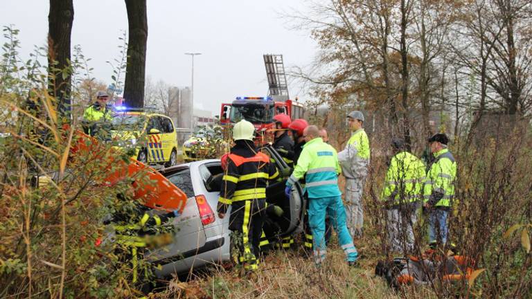 Auto in de berm (foto: Rick de Haan / Stuve Fotografie)