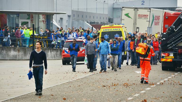 Ontruiming bij het bedrijf vrijdagochtend (foto: Jules Vorselaars / JV Media)