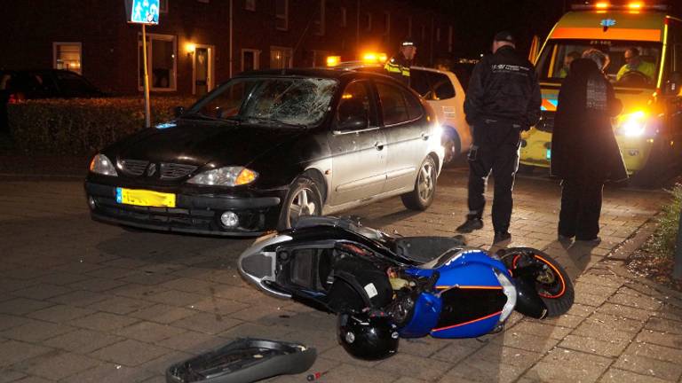 Botsing tussen motor en auto (foto: Martijn van Bijnen / FPMB)