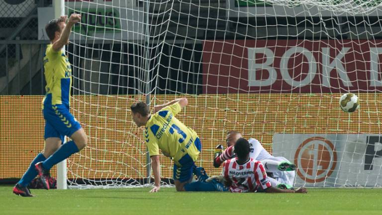 Ingo van Weert scoort de 0-1 voor RKC (foto: VI Images)