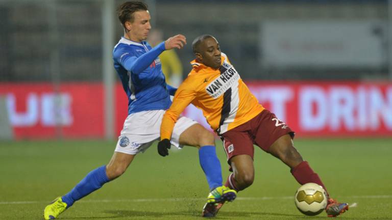 Moreno Rutten van FC Den Bosch probeert bal te veroveren (foto: VI Images)