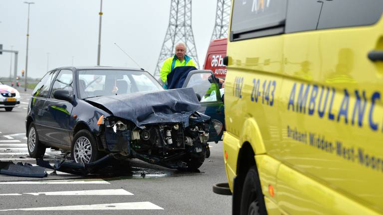 Een bestuurder raakte gewond. (Foto: Jack Brekelmans / Persburo-BMS)