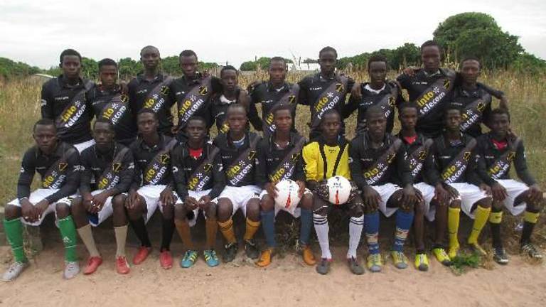 Voetballers in Gambia in het tenue van NAC (Foto: stichting Gambia Sport)