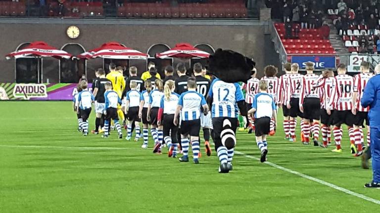 Spelers het veld op (bron: KidsclubWoutje / Twitter)