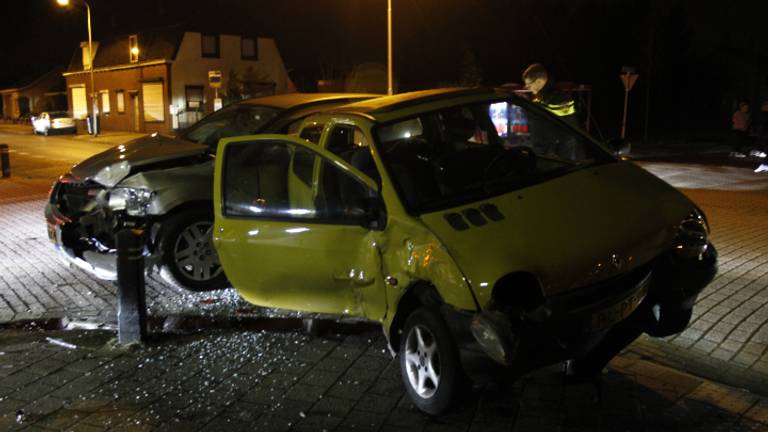 Auto's tegen elkaar gebotst (foto: Alexander Vingerhoeds / Obscura Foto)