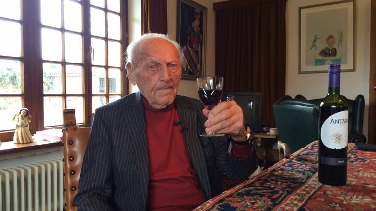 Wim Hendriks drinkt iedere dag een wijntje (foto: Floyd Aanen)