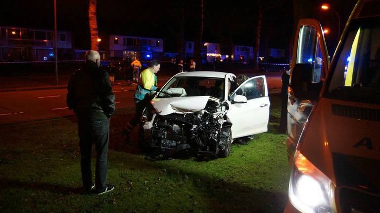 Auto’s botsen frontaal in Waalwijk, beide bestuurders gewond