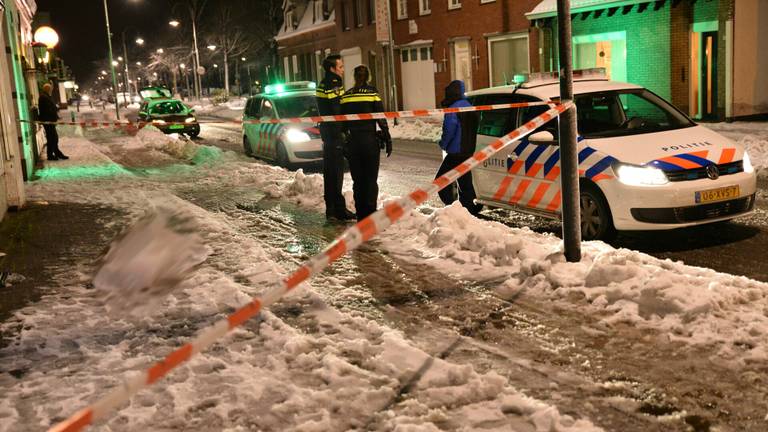 Het lichaam werd op straat gevonden. (foto: Joes van Wanrooij/Stuve Fotografie)