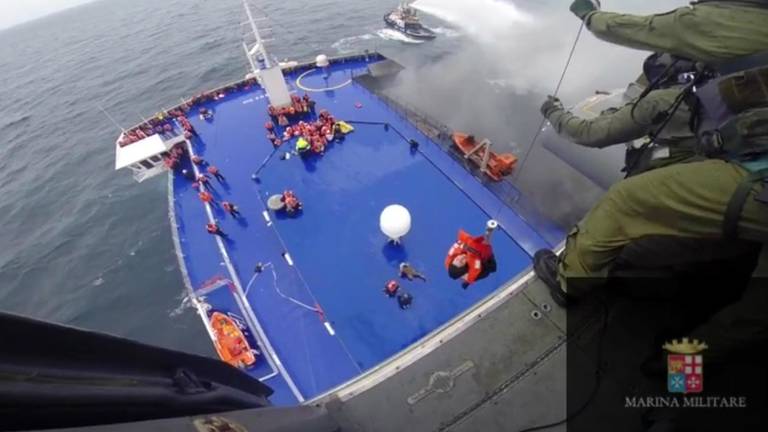 De Italiaanse marine probeert passagiers te redden (foto: ANP)