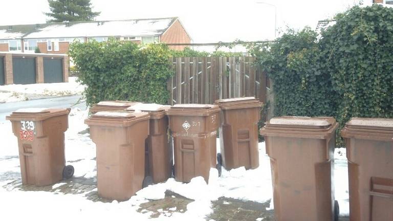 Deze containers in Breda worden pas zaterdag geleegd. (Foto: Bas Vermeulen)