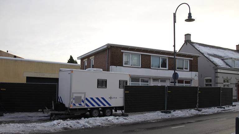 De politie onderzoekt de toedracht van het steekincident. (foto: Marcel van Dorst/SQ Vision)