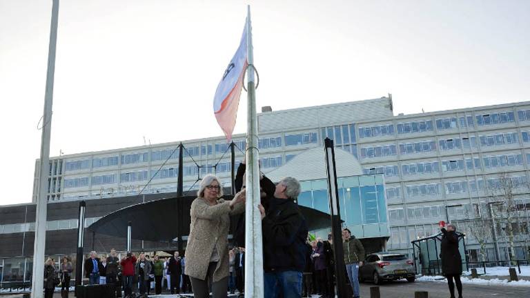 De vlag van Bravis wordt gehesen in Roosendaal