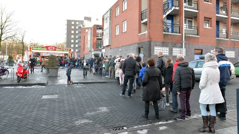 Lange rij bij de oliebollenkraam op de Heyhoefpromenade in Tilburg. (foto: Toby de Kort)