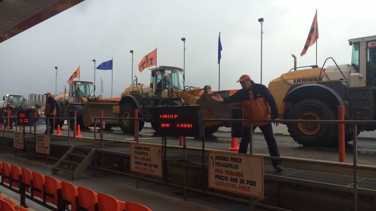 De ' catcher'  vangt de biedingen vanuit de zaal (archief Omroep Brabant)