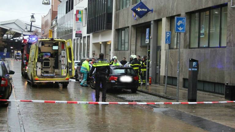 Identiteit brandende man bij politiebureau Tilburg nog niet bekend