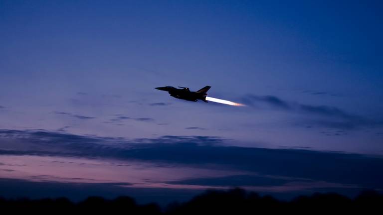 Een F16 maakt een avondvlucht boven Vliegbasis Volkel (foto: Defensie)