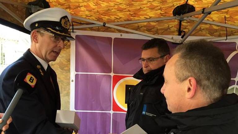 Commandant geeft in Deurne een herdenkingspenning voor inzet na ramp MH-17