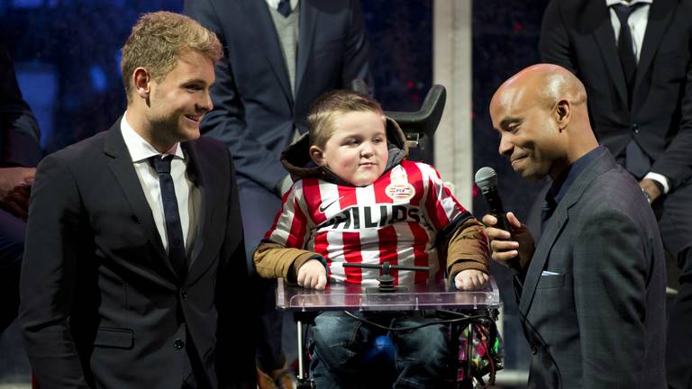 Keeper Zoet en presentator Tan in gesprek met kind tijdens receptie (foto: ANP)