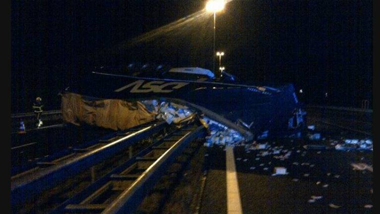 De vrachtwagen bij Echt (Foto: Twitter.com/politieecht) 