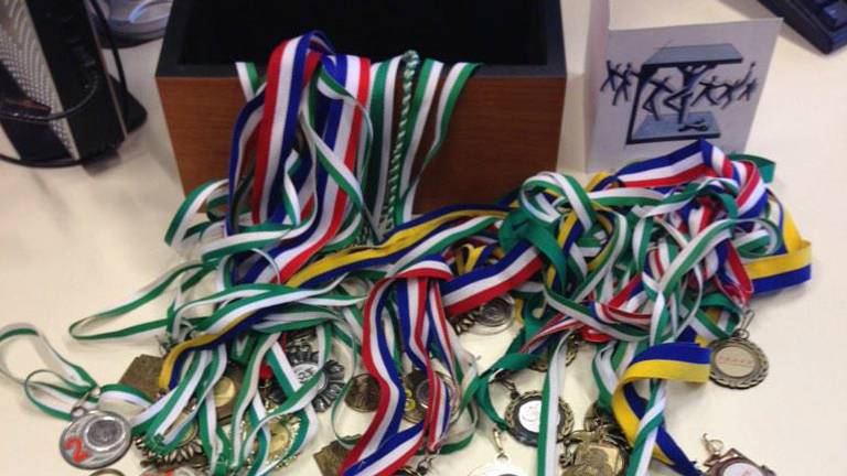 Van wie zijn deze medailles? (foto: Twitter/politie Oss)