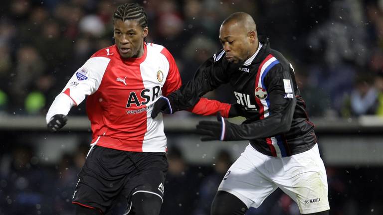 Ibrahim Kargbo (rechts) in duel (foto: ANP)