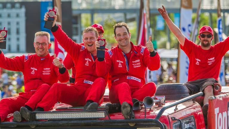 Ton van Genugten bij de finish van de Dakar Rally 2015 (foto: Marcel Vermeij/Rallymaniacs)