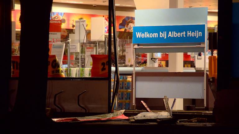Een ramkraak vannacht bij de Albert Heijn aan de Orionstraat in Eindhoven. 