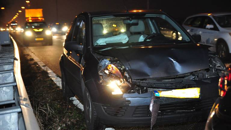 Op de A59 bij Waalwijk botsten vier auto's. (foto: FPMB / Marvin Doreleijers)