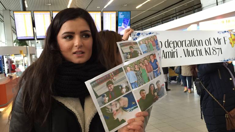 Familie Amiri protesteert op Schiphol tegen het uitzetten van hun vader Feda