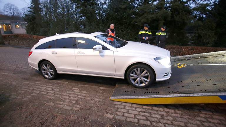 De Mercedes wordt meegenomen voor sporenonderzoek (foto: SQ Vision Mediaprodukties)
