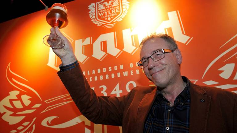 Thuisbrouwer Jeroen Free uit Bergen op Zoom presenteert zijn biertje (foto: Brand Bier/NewsLab BV)