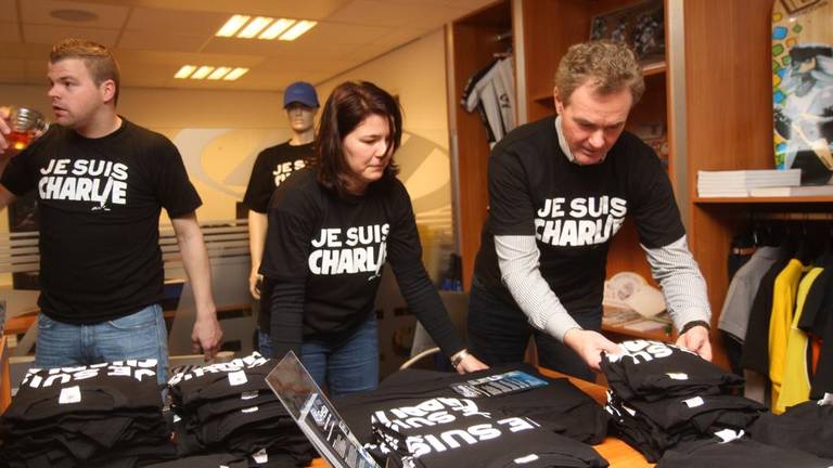 Gratis Je Suis Charlie-shirts als warme broodjes over de toonbank in Langenboom