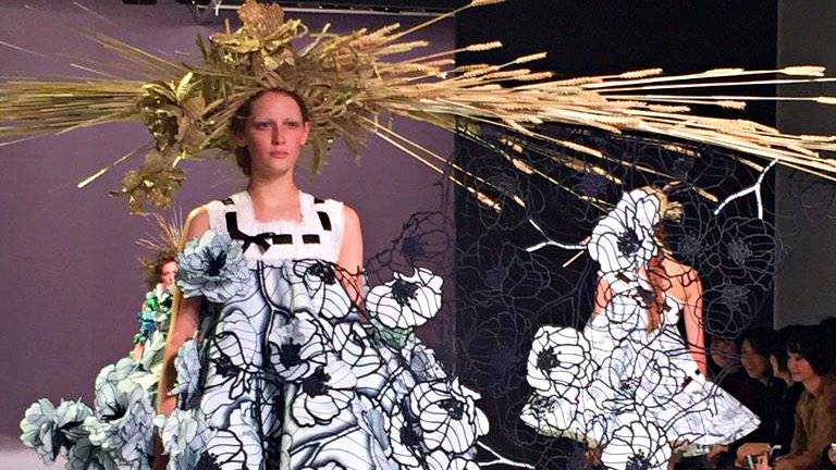 Bloemetjesjurk en strooien hoed volgens Viktor & Rolf. (Foto: Twitter/Viktor&Rolf)