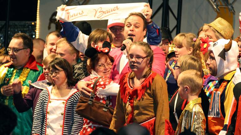 Frans Bauer treedt op tijdens Kiekendievenbal (foto: John Kuijsters)