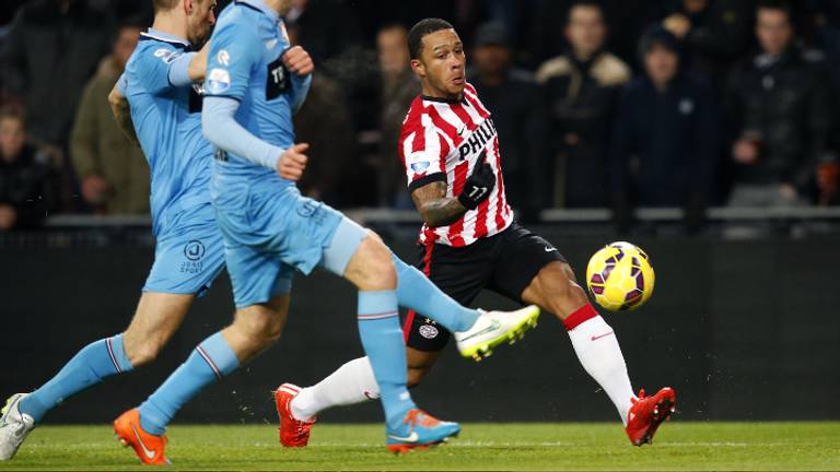 Depay sprint voor de bal (foto: Pics United)