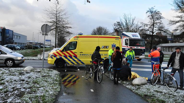 Fietser gewond bij ongeval op Sluisweg in Waalwijk. (foto: FPMB / Marvin Doreleijers)