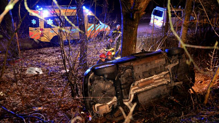 Auto op de kop (foto: Toby de Kort / De Kort Media)