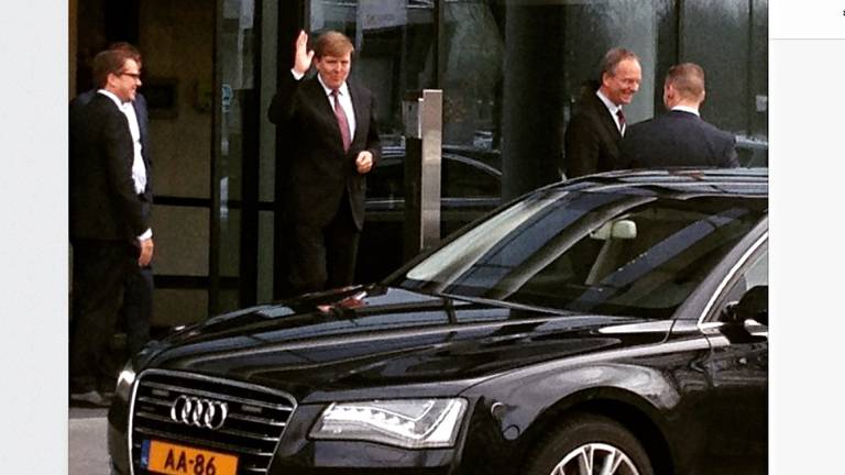 Willem-Alexander neemt afscheid bij Prodrive Technologisch in Son (foto: Letty Stok)