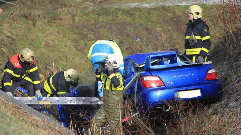 Auto in sloot in Prinsenbeek. (foto: Alexander Vingerhoeds/Obscura Foto)