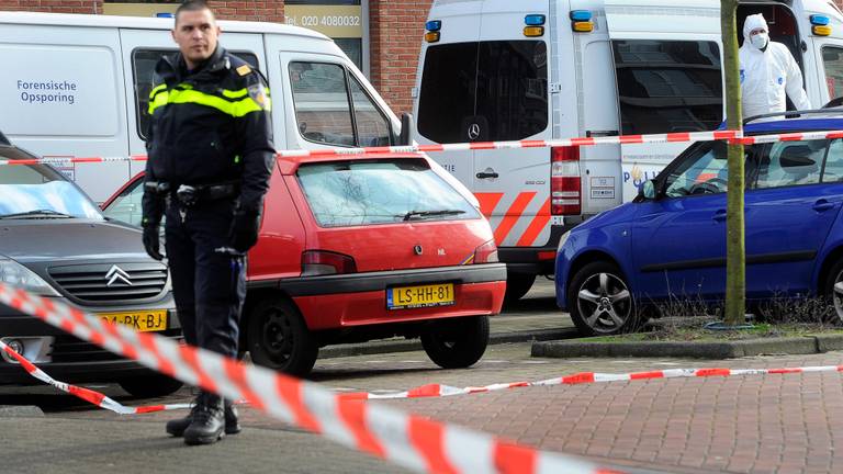 Politie-onderzoek in Amsterdam Nieuw-West waar Ron Niqvist. is doodgeschoten (Foto:ANP)
