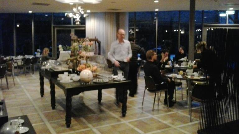 Al vroeg in de ontbijtzaal (foto: Emile Vaessen)