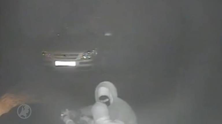 De auto van de familie wordt opgeblazen (Beeld: uitzending Hart van Nederland)