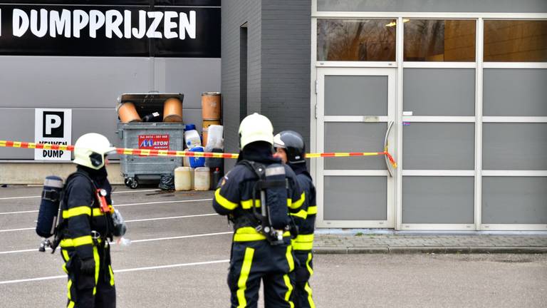 Uit tenminste één jerrycan lekt een bruine vloeistof (foto: Jack Brekelmans/Persburo-BMS)