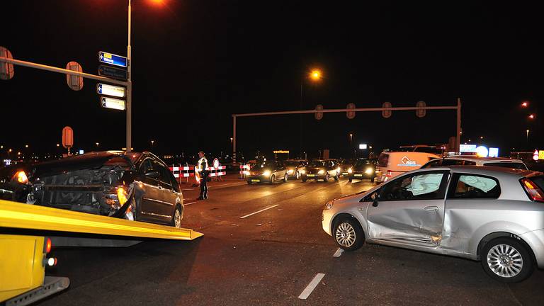 Een van de wagens wordt afgevoerd. (Foto: FPMB/Marvin Doreleijers)